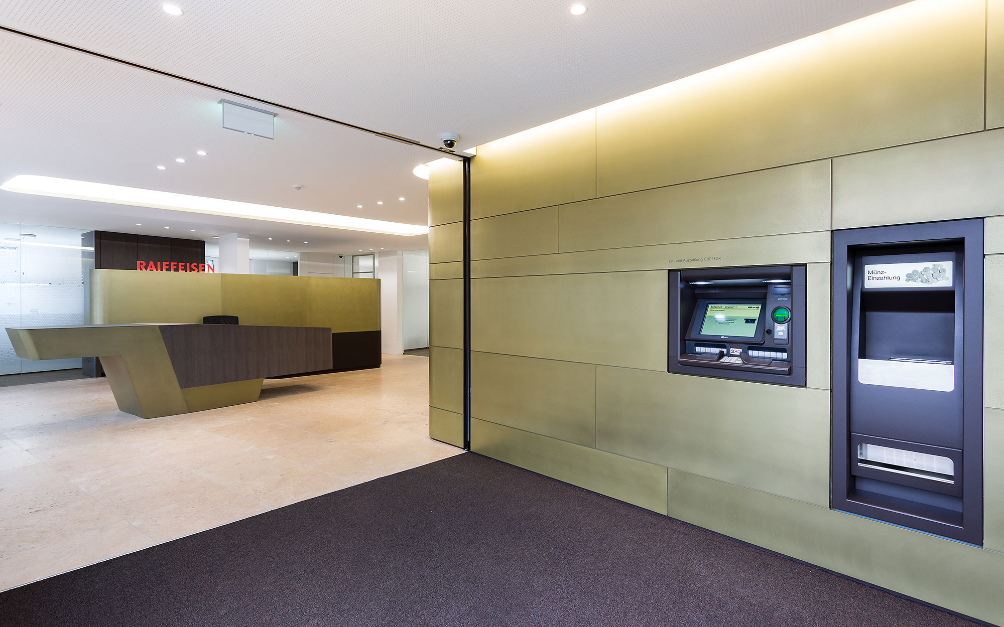 Bancomatenzone integriert in Messingwand