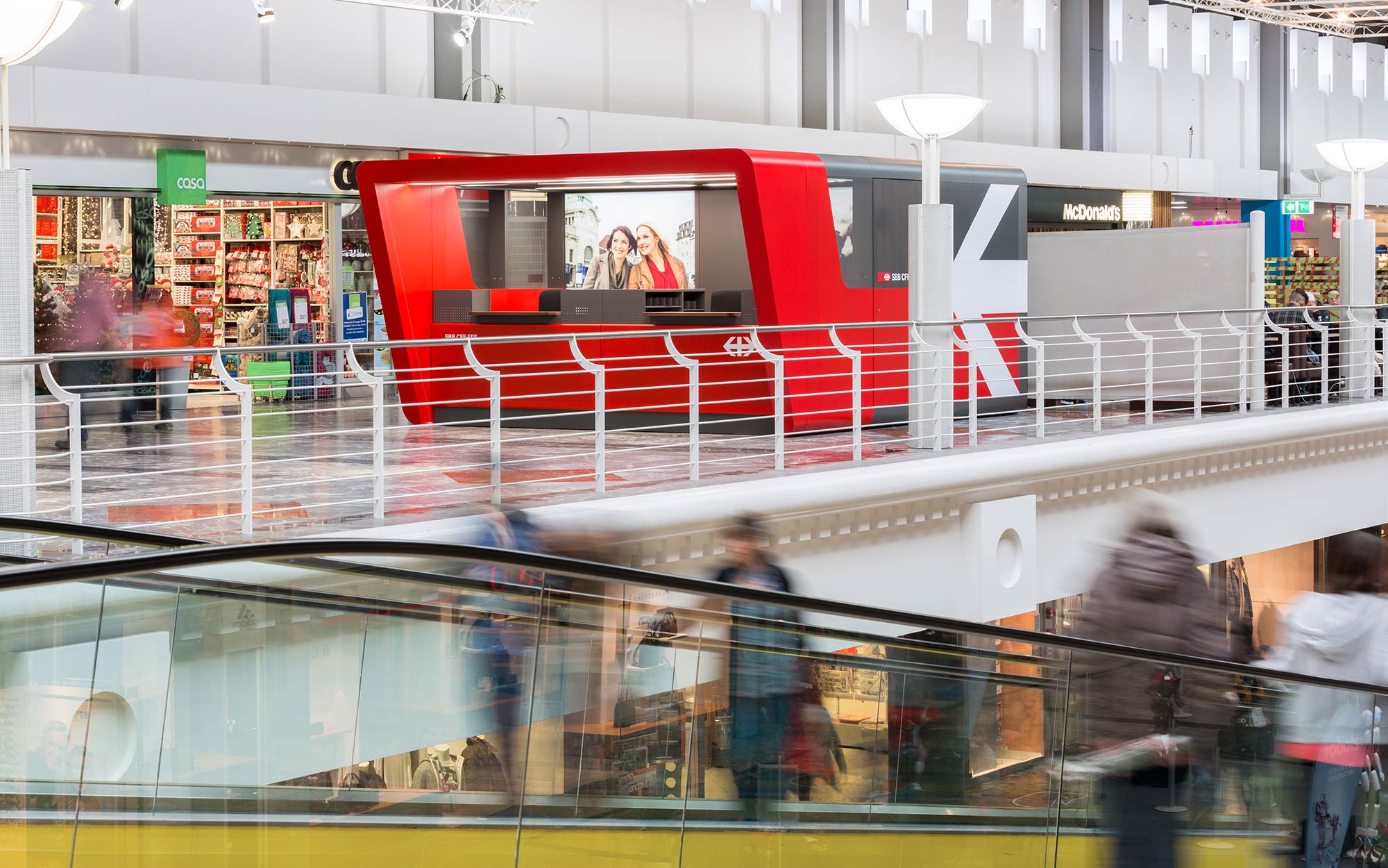 Kunden gelangen mittels Rolltreppe zur Etage, wo sich der SBB Mobilestore befindet