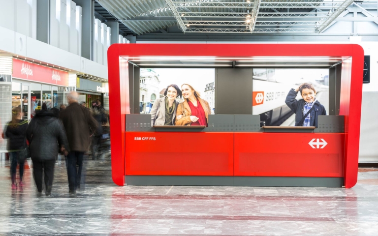 Rote SBB Mobile Unit mit abgerundeten Ecken im Centre Balexert in Genf