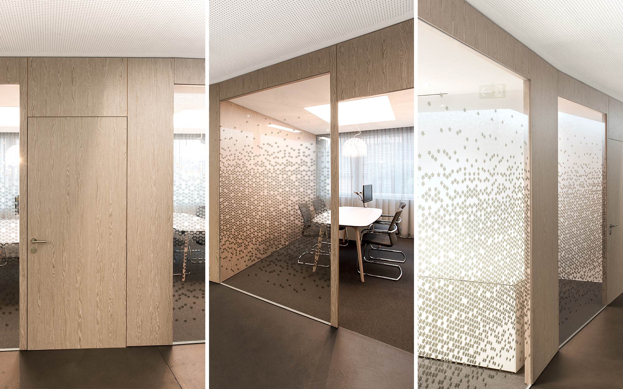 Glas-Trennwand mit bemusterter, leicht transparenter Diskretionsfolie