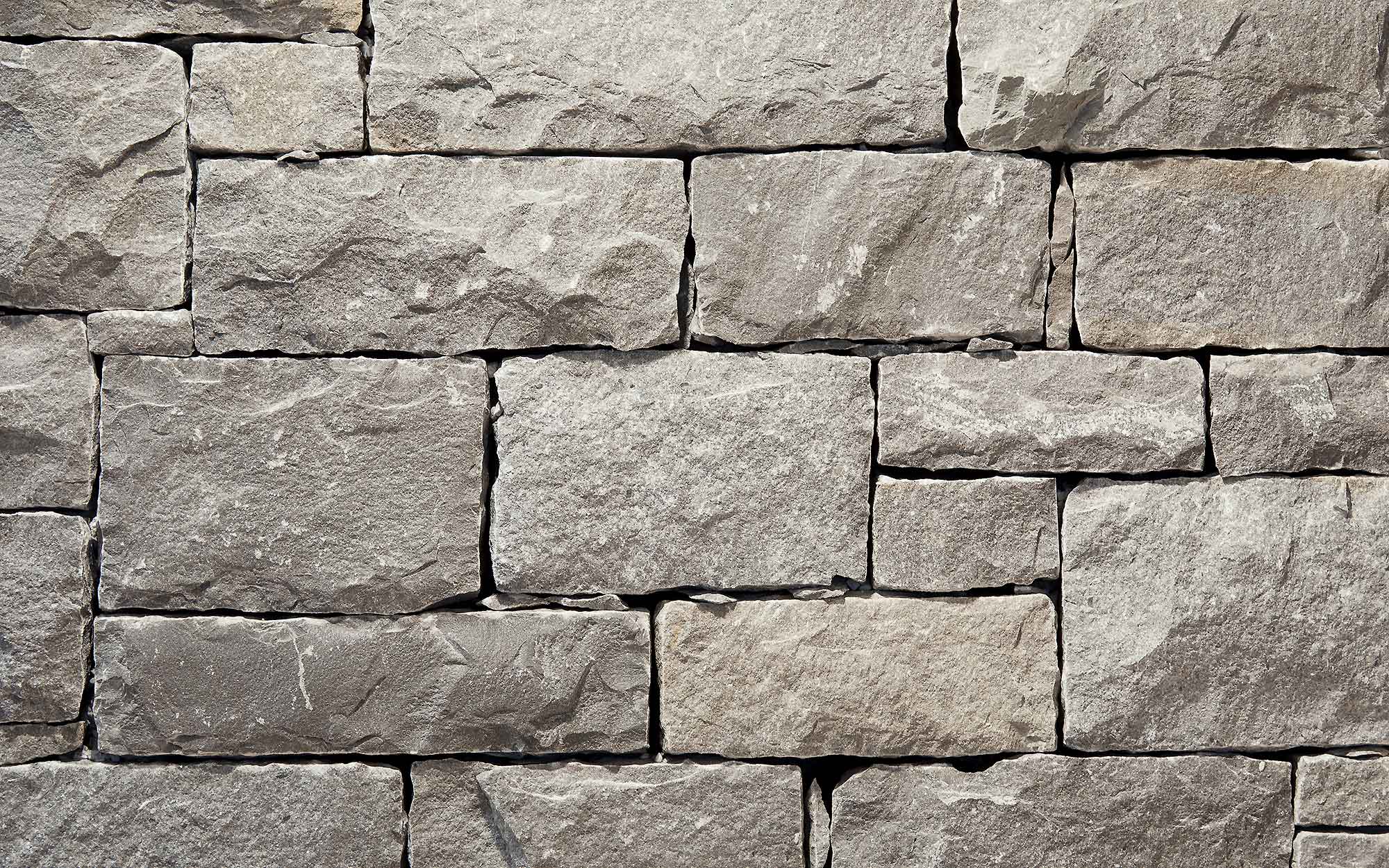 Trockensteinmauer aus aus Guber Granit, der aus dem Steinbruch Alpnach stammt