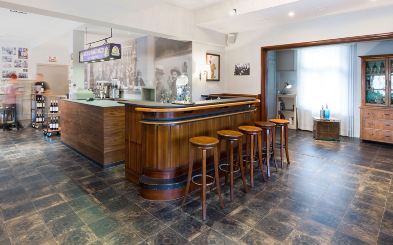 Absinthe-Bar von Matter Spirits aus Holz in antikem Design