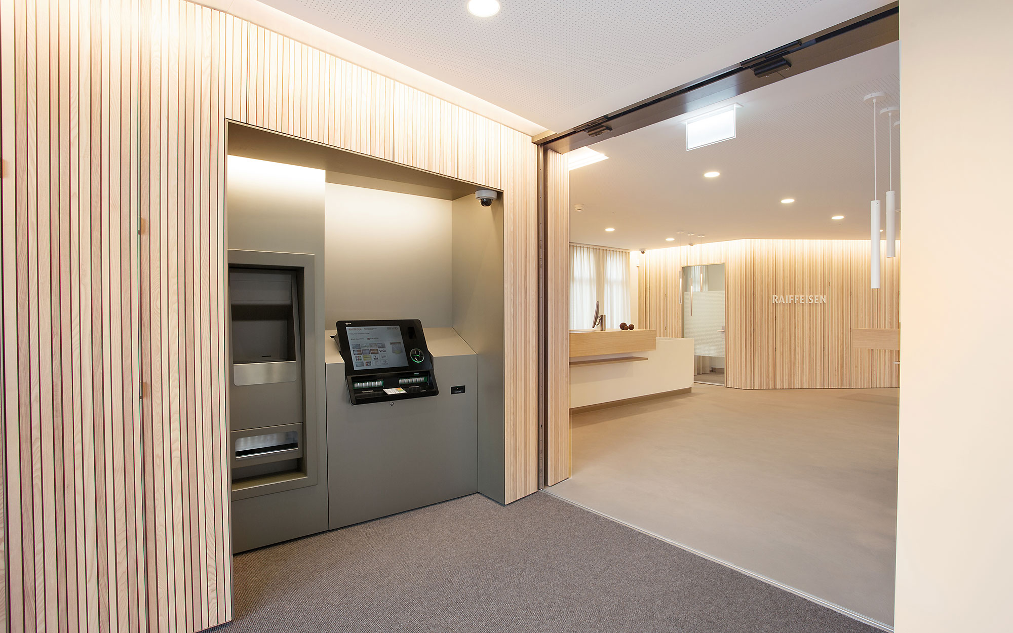 Bancomatenfront für Ein- und Auszahlungen im Eingangsbereich der Bank.