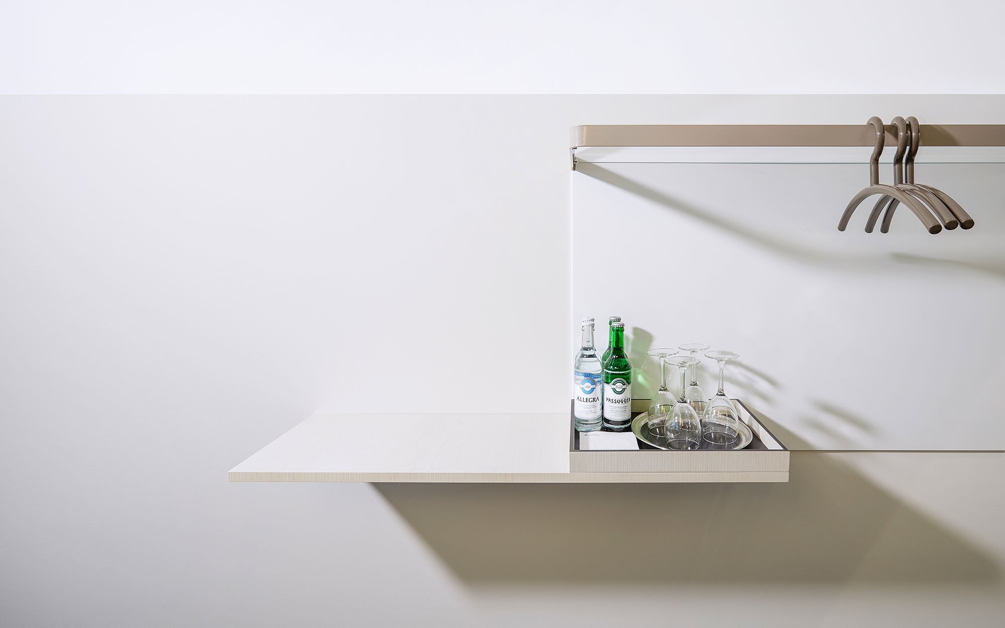 Garderobe für Kunden schlicht und hell