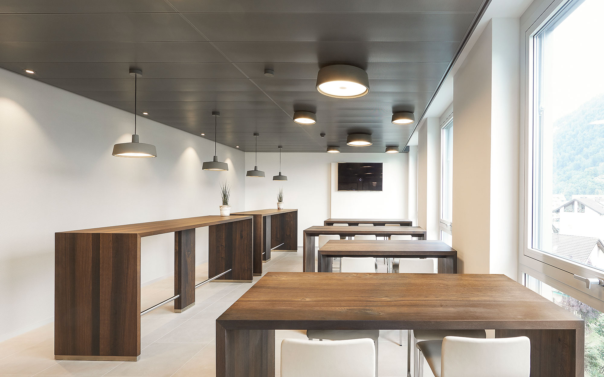 Kaffeetische in der Cafeteria aus dunklem Holz
