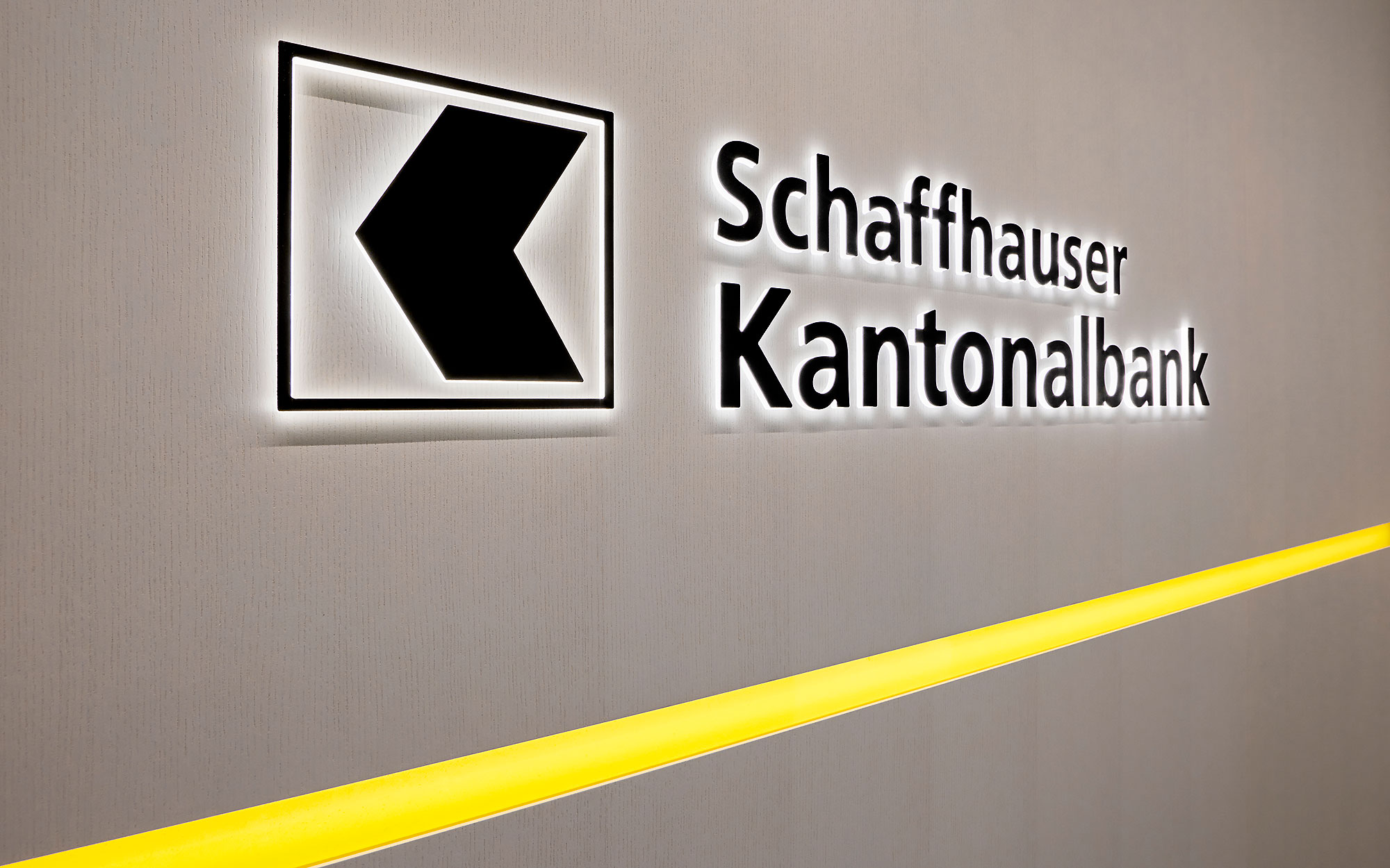 Schriftzug der Schaffhauser Kantonalbank ist an Wand angebracht
