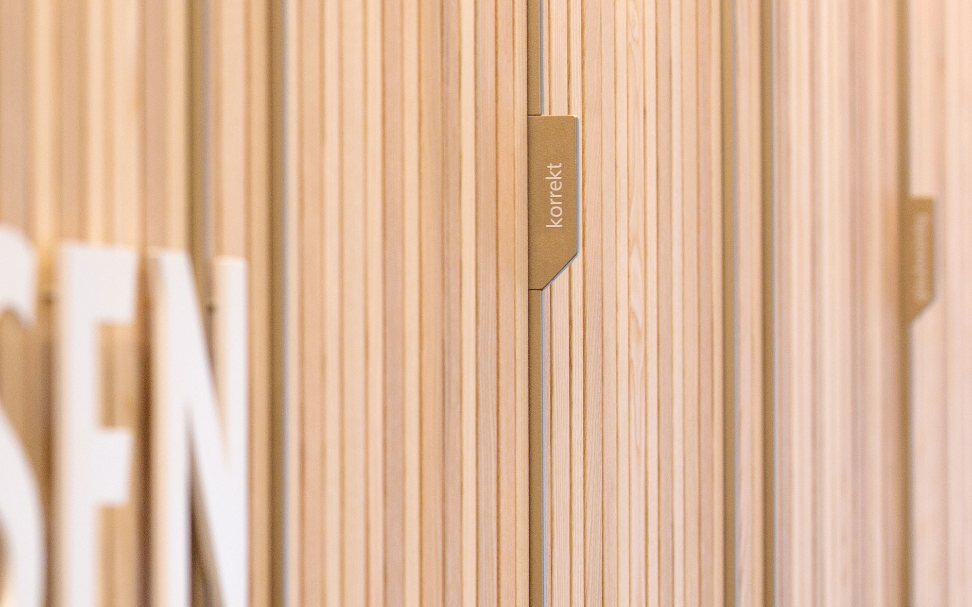 Nahaufnahme der Register-Brandwall. Die Holz-Register wurden mit Begriffen bedruckt.