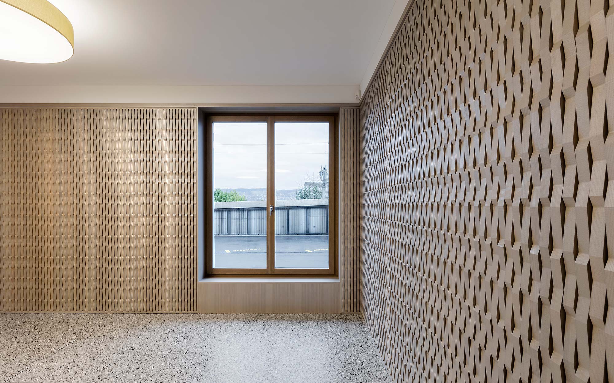 Wandstruktur aus Massivholz