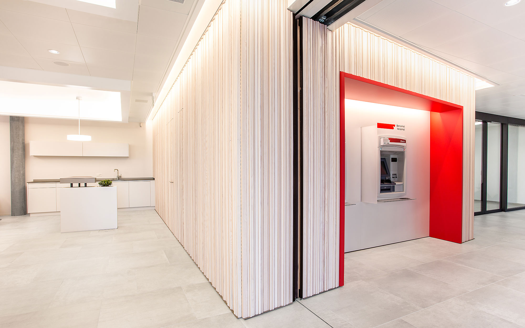 Frontansicht der abgetrennten Bereiche Küche und Bancomatenzone