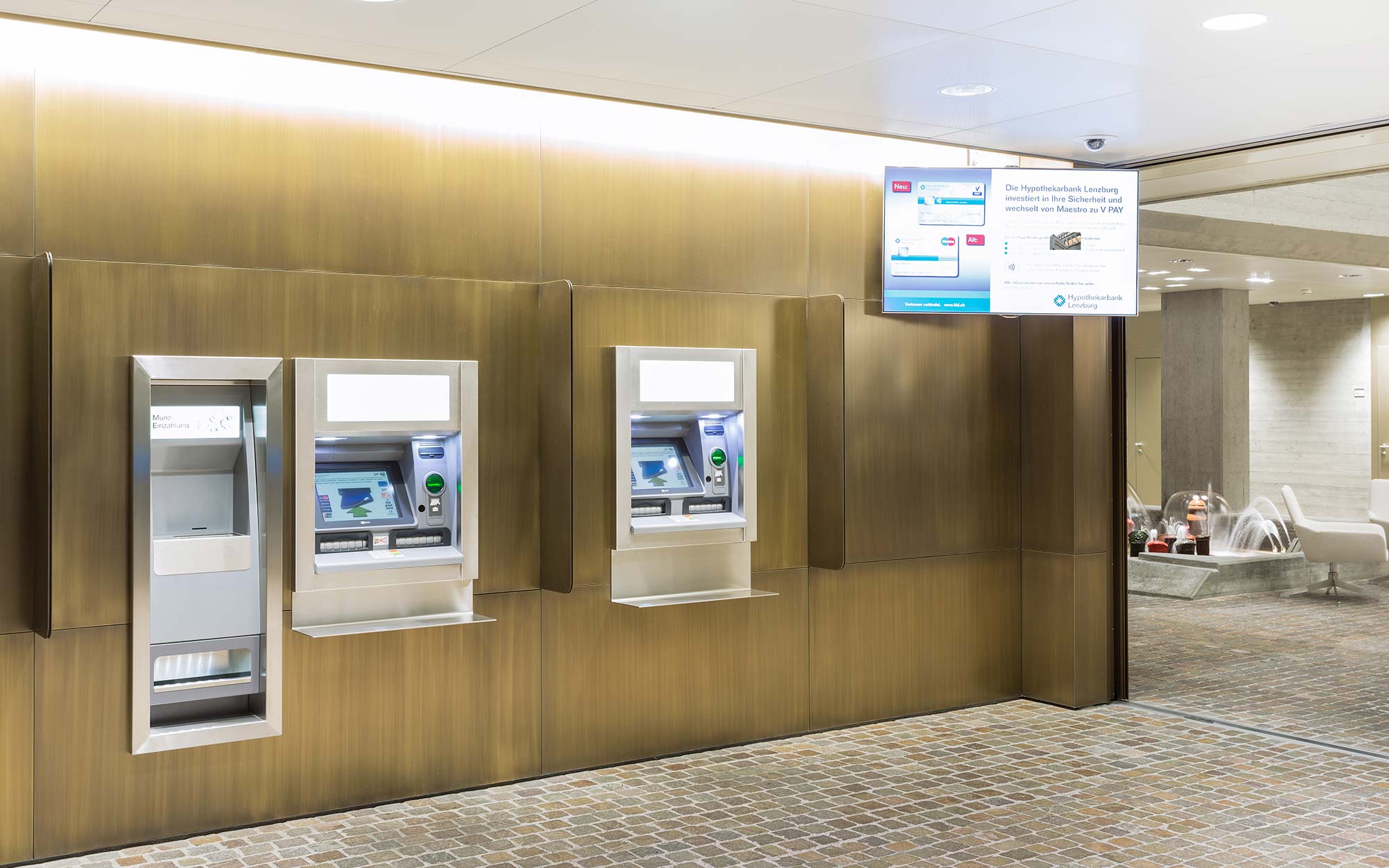 Bancomatenfront in Messing