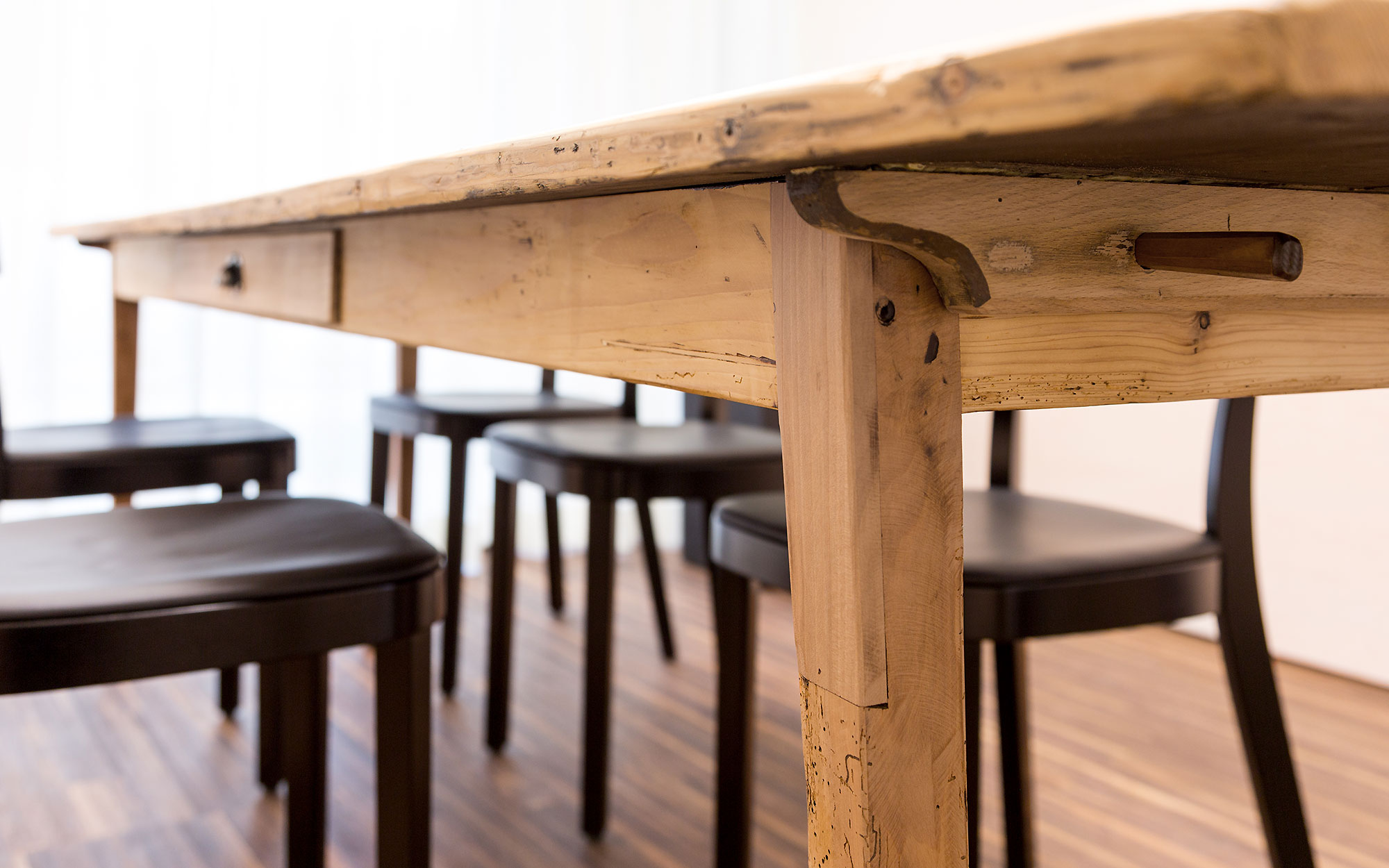 Holztisch mit schwarzen Holzstühlen